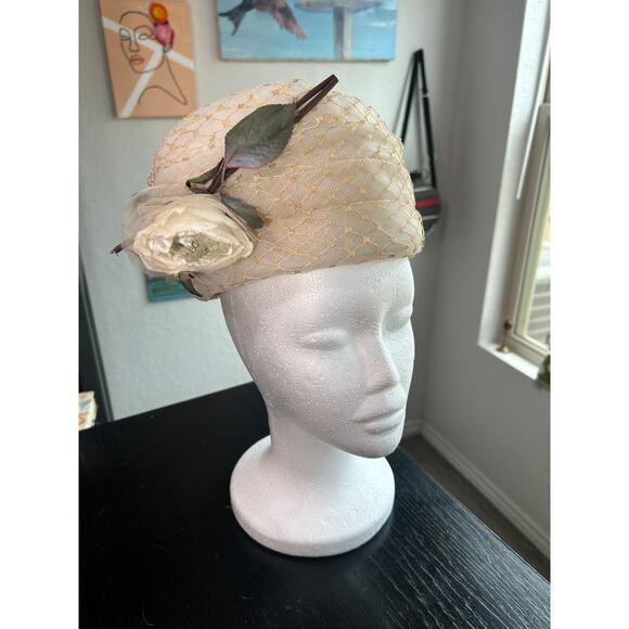 Union Made- Vtg- Pillbox hat- Cream with white floral accent- beige lace netting - Picture 1 of 7